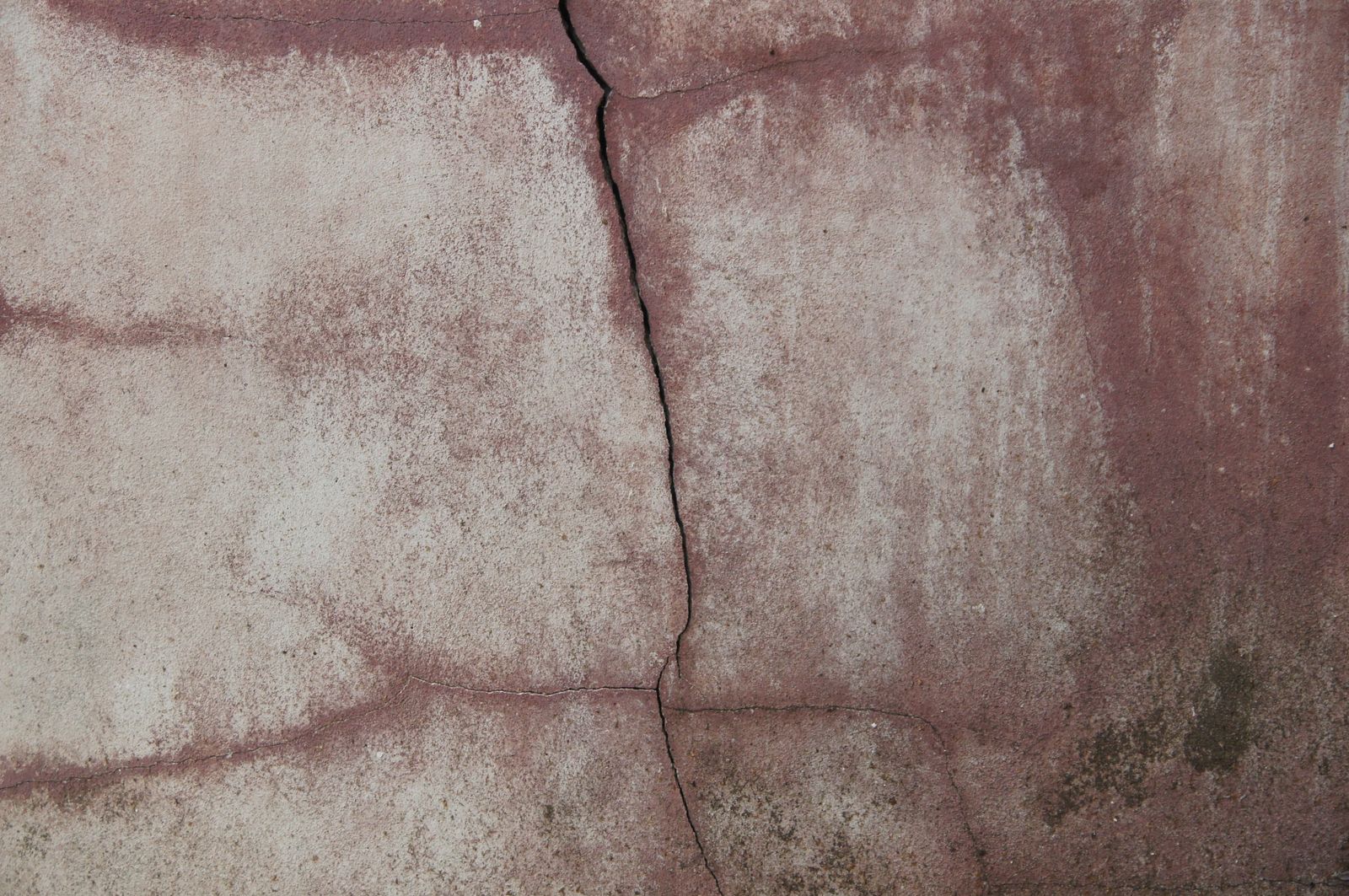 Fissure dans un mur de fondation en béton