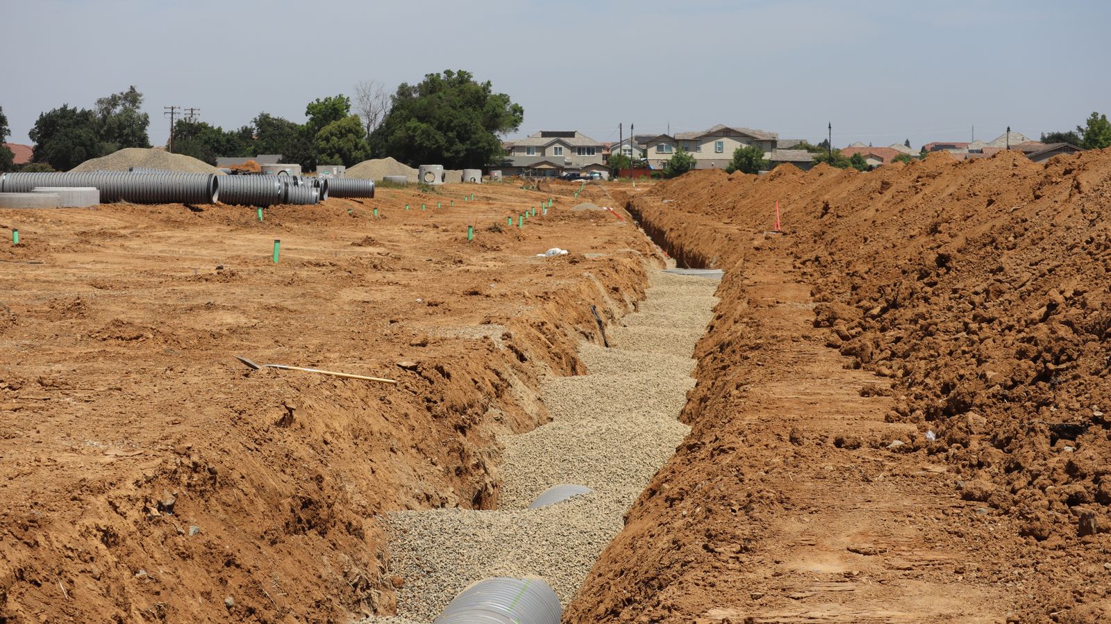 Tranchée de drain français en pierre nette le long d'une résidence