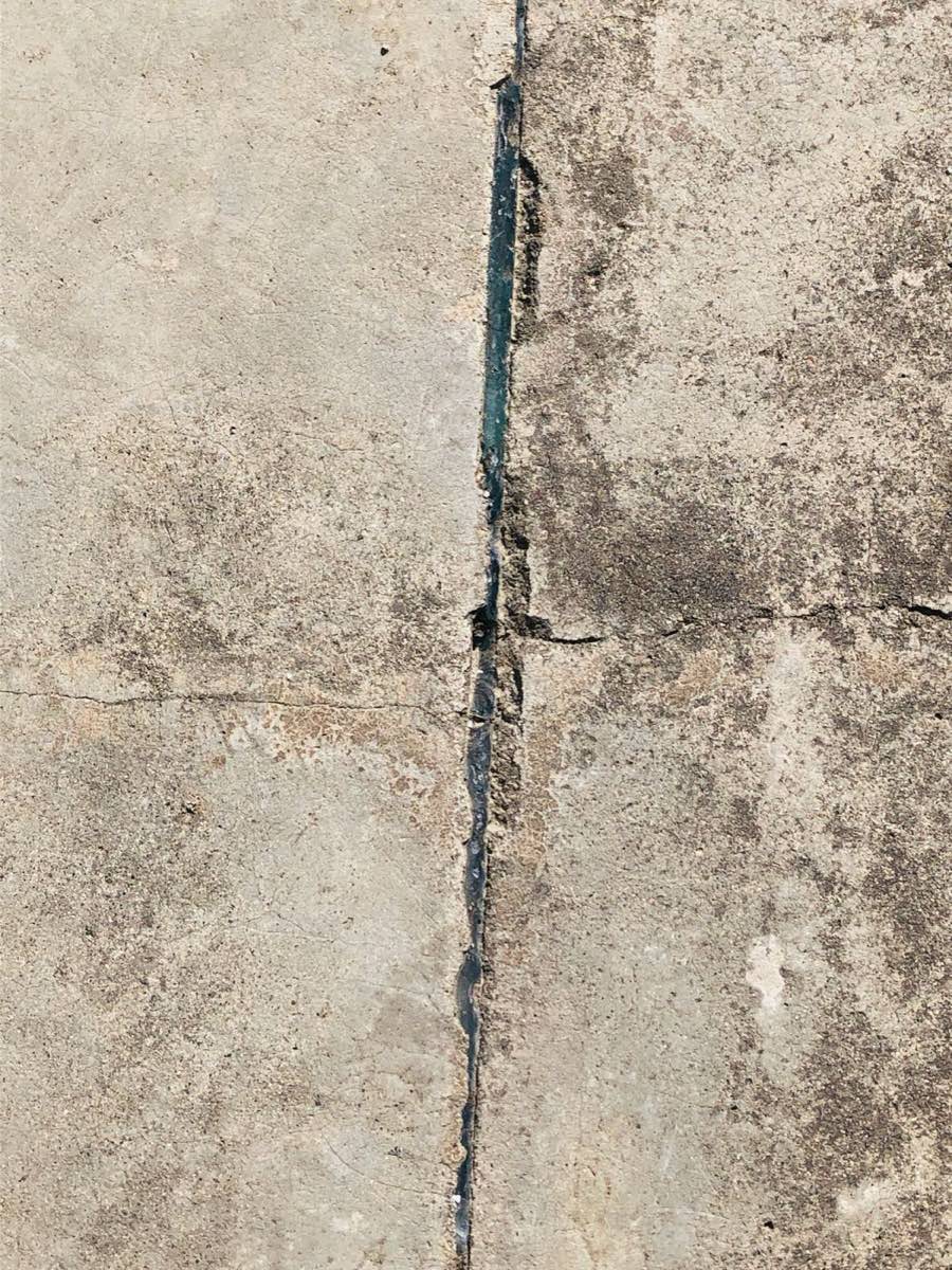 Fissure verticale de fondation scellée par injection de polyuréthane